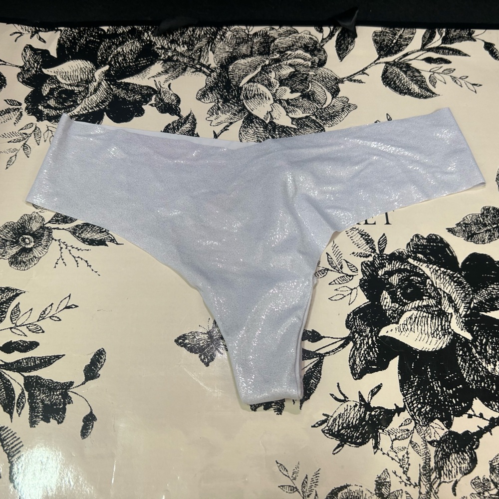 NWT Victoria’s Secret No-Show Thong Panty SIZE L